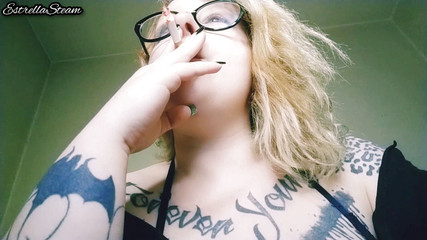 Estrella Steam: Blondine rookt een sigaret GEEN AUDIO