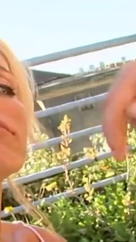 La bionda tatuata si fa pompare la figa duramente da un ragazzo fuori in giardino