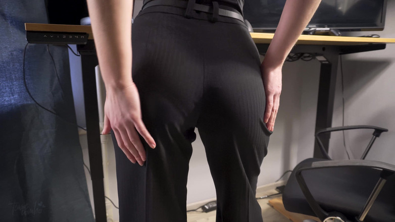 Teasecombo 4K: La segretaria amatoriale in pantaloni dell'ufficio stuzzica la sua linea...