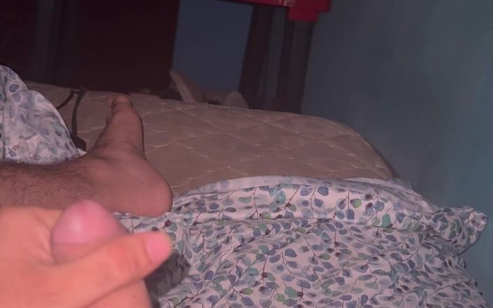 Brian25503: Masturbasi sendirian di kamarku