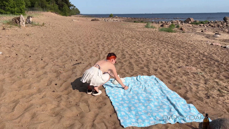 Darcy Dark: Einen fremden an einem strand treffen