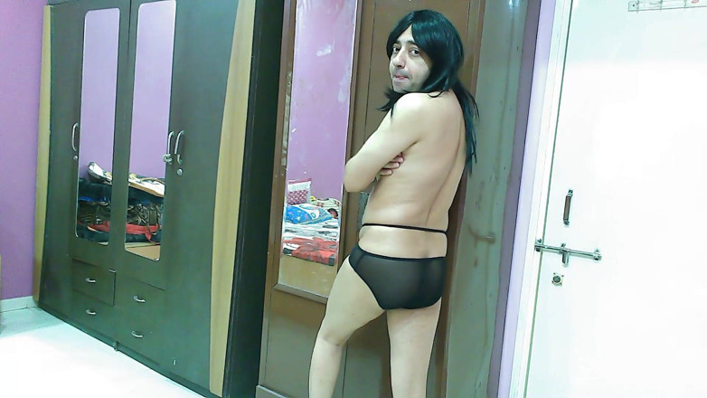 Cute & Nude Crossdresser: Sadece seksi siyah külotlu seksi kadın kılıklı travesti.