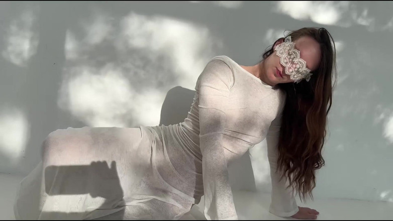 Skinny_lady69: मास्क के साथ सेक्सी स्ट्रेचिंग देवी