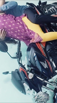 Ibu tiri seksi kakak ipar india ngentot di atas sepeda