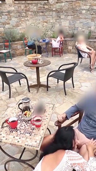 Al aire libre extremo! ¡Desempaqueta las pollas en medio del restaurante!