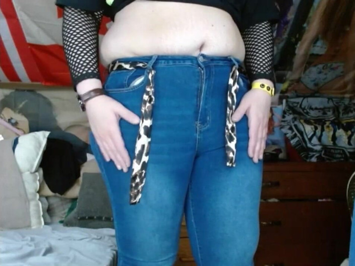 CosmicJones88: Tlustá Sissy s kozami nosí a svléká z nich těsné...