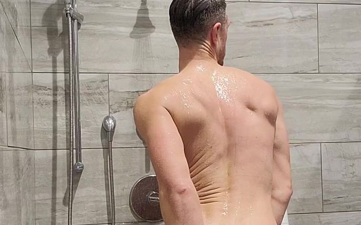 KingB8er: Profitez de la douche et du show dong !