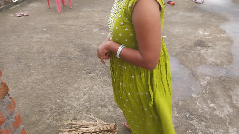 Pooja raniji: Desi Village Young Desi Girl Outside Sex - Girlfriend Coming Near...