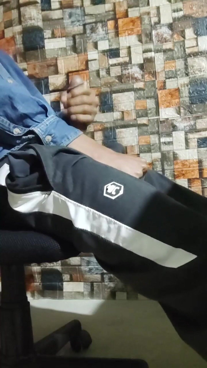 Hornyboy2058: 私は爆発しそうになるほど強くエッジを効かせ、コントロールを失うのを見ました