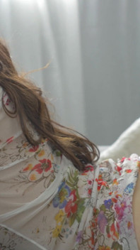 曲線美のある美女がソファでセックスされる