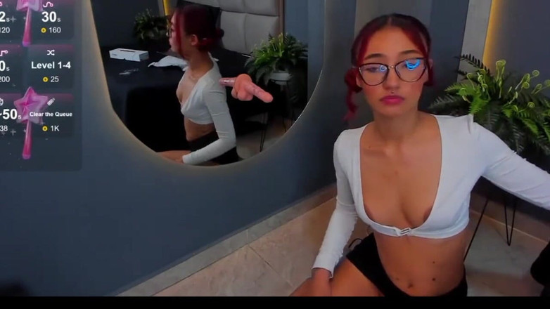 Lia Wood: Aviso de aviso: como peitos pequenos, mas com muito leite