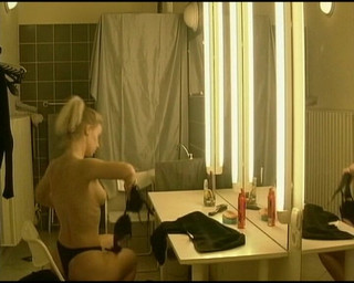 Deutsche Damen: वह जर्मनी की एक आदर्श बेब है जो डेट के लिए तैयार हो गई