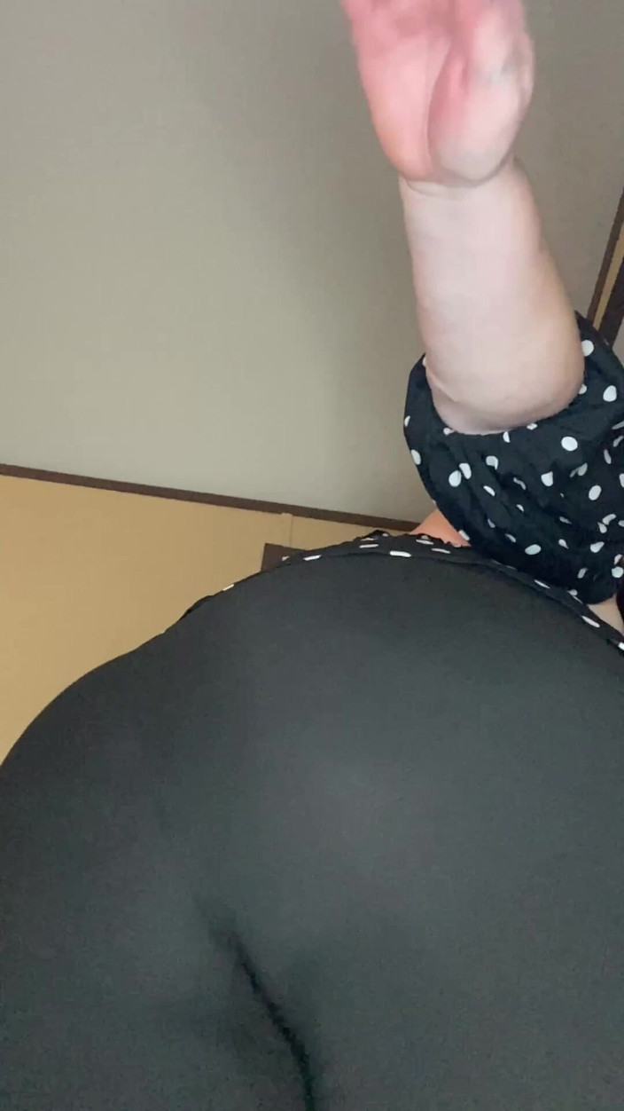 BellaBlast: Дупа падає і шльопає в легінси, поки в повільній зйомці