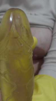 노란색 접시 장갑을 끼고 자위하는 임신한 마누라