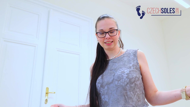 Czech Soles - foot fetish content: De grote stinkende voeten van de receptioniste aanbidden pov