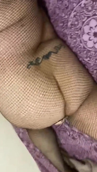 Wildenglishbbw kładzie się w łóżku w body suite kabaretki