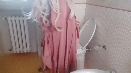 savannahamatoriale: Gorgeous human barbie doll spied in the bathroom