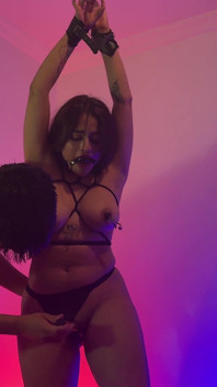 시오후키할 때까지 채찍질하고 자위하는 젊은 라틴계 여자 복종 - Cxlila BDSM