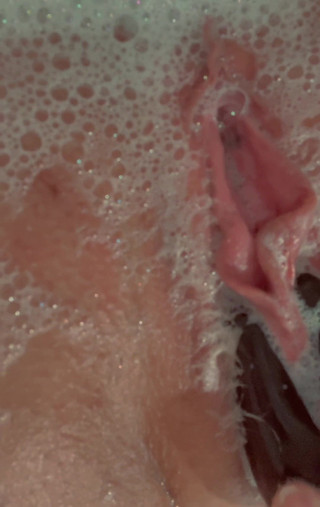 Los Cat: Chcete mě sledovat, jak vijím svou špinavou kundičku ve vaně?