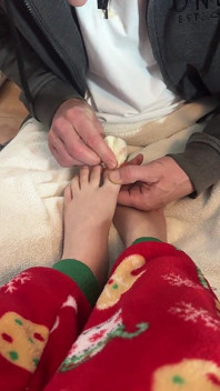 Daddy czyści mój toenail polish off.