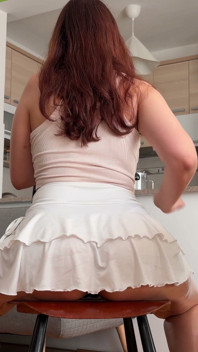 Cewek dengan rok super seksi dengan celana dalam thong hitam ini di-fingering sampai orgasme bergiliran