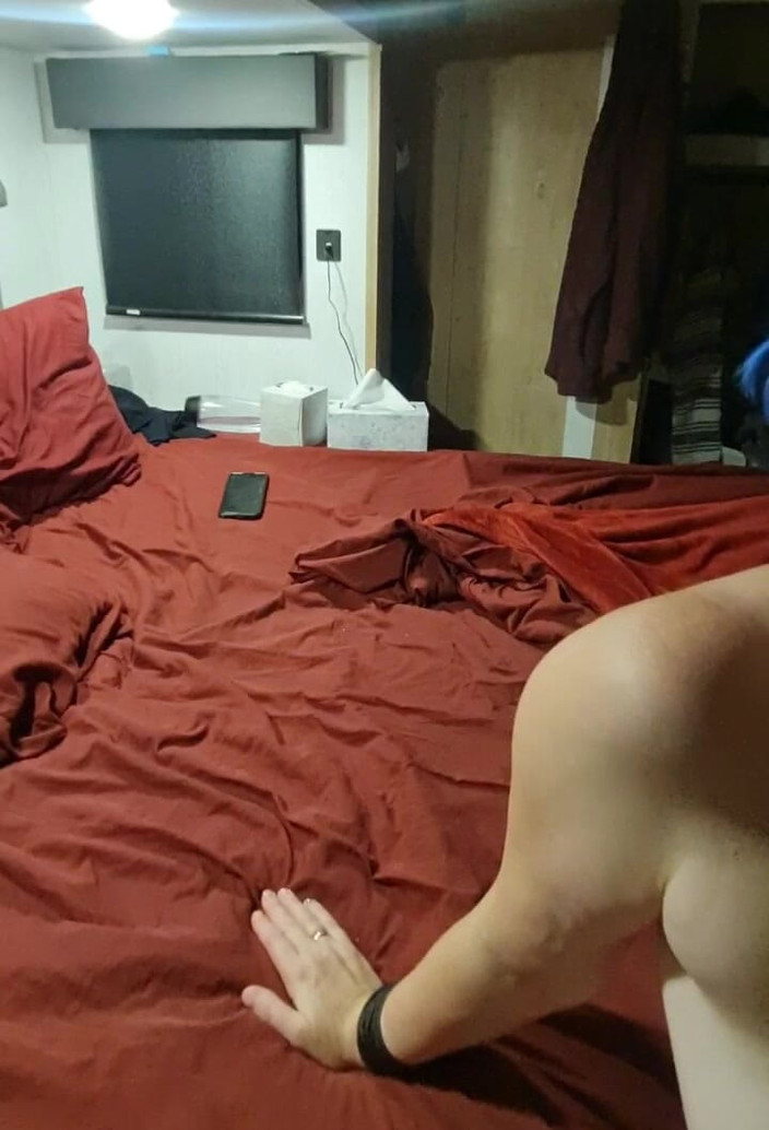 KittieNoOne: Je l’ai fait jouir sur mon cul