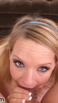 Blonde comel Cali Carter menghisap muka dan menelan mani
