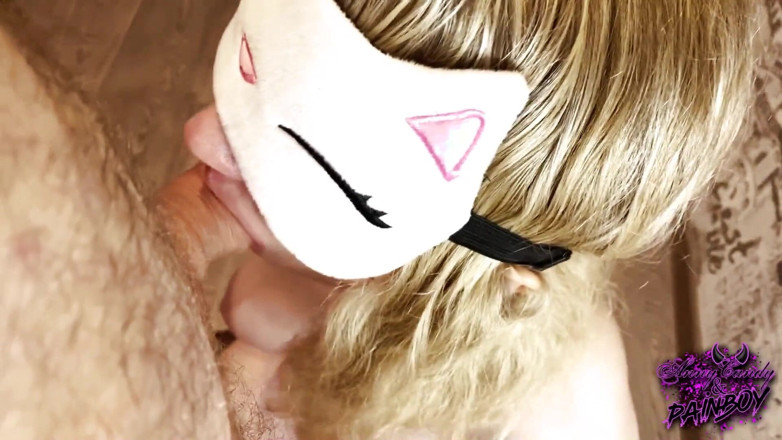AnnyCandyPainboy: ふしだらな女は同時にディックとアイスクリームを吸い、ボールを舐め、彼女の顔にザーメンを持っています