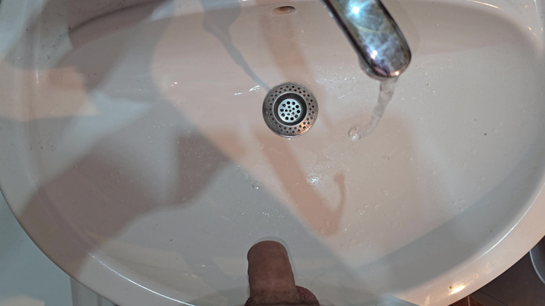 Alpha pee king: Banyo lavabosunun içine işiyor