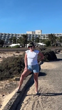 Desperat vätande jeansshorts offentligt