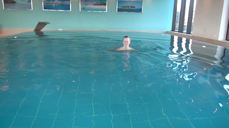 Blondehexe: Handjob in the Swimming Pool Part 1