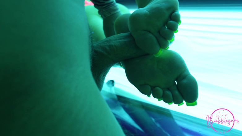 Bubblegumtoes: 4K Bruinende Studio Voetenbeurt Van Hete Blonde MILF Met Lange...