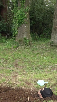 Stăpâna leagă sclavul de un copac în pădure și biciuiește, apoi frunze în pământ cu doar capul expus, ignorarea peste noapte