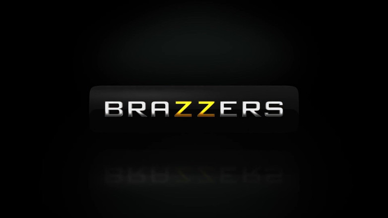 BRAZZERS: Цей бюстгальтер сам себе не зніме!