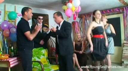 Young Sex Parties: Buon cazzo di compleanno!