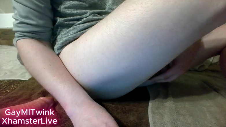 GayMITwink: Schwuler twink fingert den arsch tief