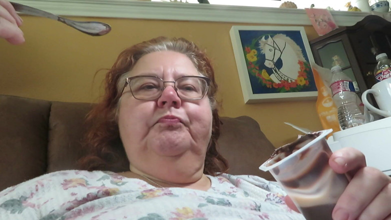 BBW nurse Vicki adventures with friends: Zjadam mój kubek budyniowy dla karmicieli