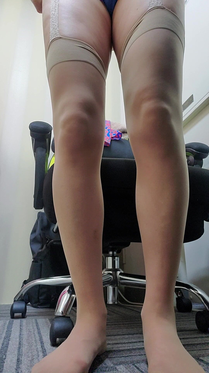 Mayumi Kanzaki: Stocking Legs