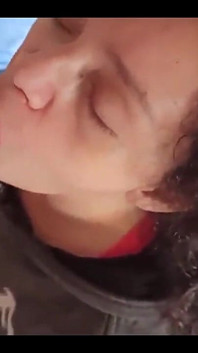 Schattige milf zuigt aan de penis totdat alle melk tevoorschijn komt