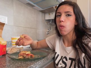 hot_ruby_official: Uwielbiam hamburgera z spermą