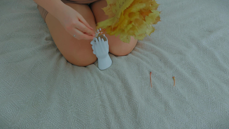 Mrs Wetslavs: Una MILF Arrapata Si Strappa Il Collant per Masturbarsi La...