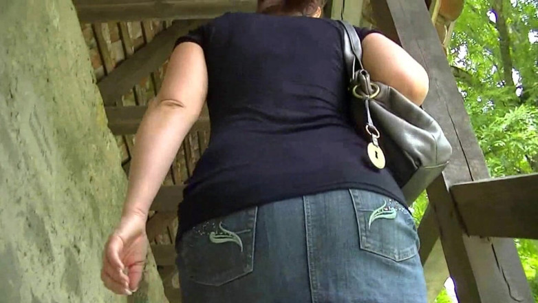 Yvette xtreme: Passeggiata a piedi nudi in città
