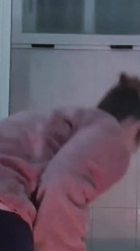 Une Blonde Se Fait Prendre Sous La Douche