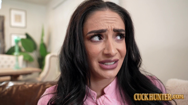 Cuck Hunter: Esposa tetona Sheena Ryder pone los cuernos al marido para...
