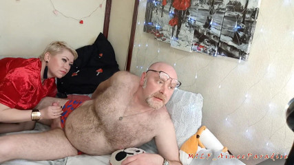 AimeeParadise: Une femme mature en rouge suce une bite