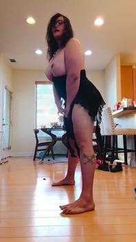 Ürkütücü elbise trans sürtük orta yaşlı seksi kadın striptiz ve kötü bir kabak düşüşü