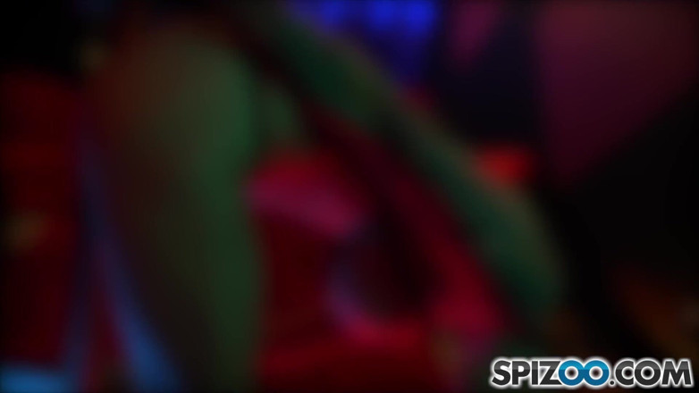 Spizoo: 사라 핏 스트리퍼