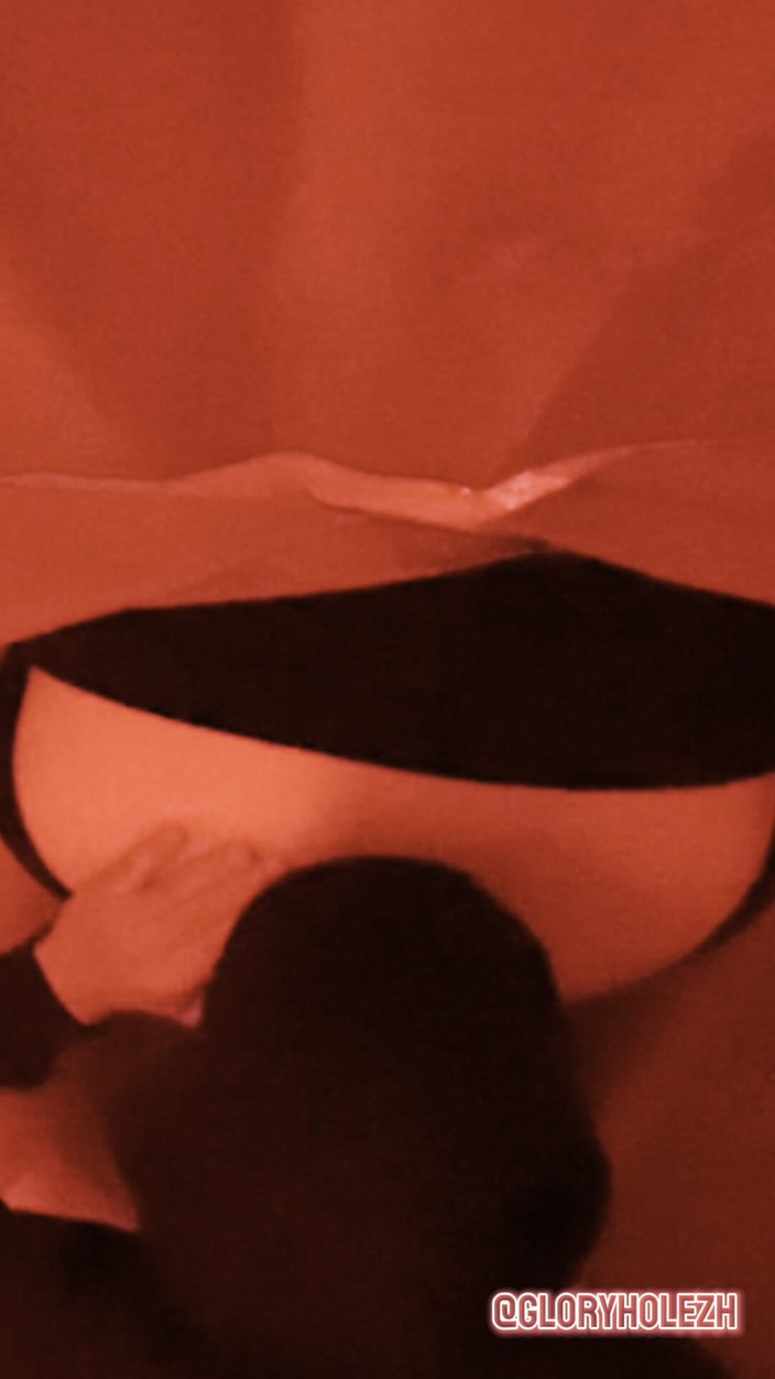 gloryholezh: Anh chàng giao hàng Ả Rập dừng lại để thổi kèn và...