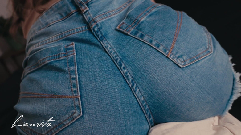 Lanreta: Savurând o călărire pe pernă în pantaloni scurți denim