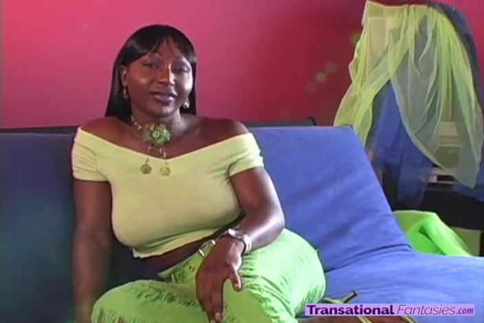 Transational Fantasies: Bardzo vintage i bardzo zawieszona hebanowa piękność